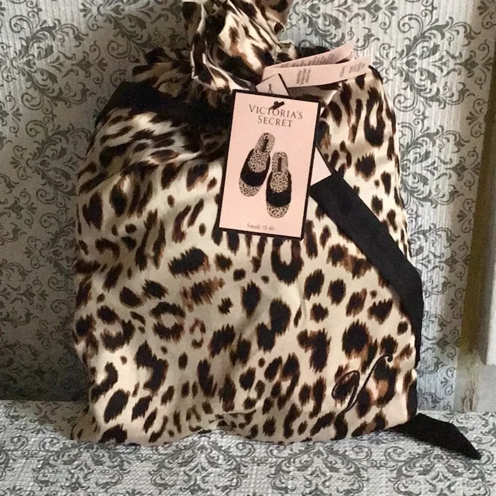 Victoria's Secret Leopard Print Slippers with Black Fur - Picture 5 of 5